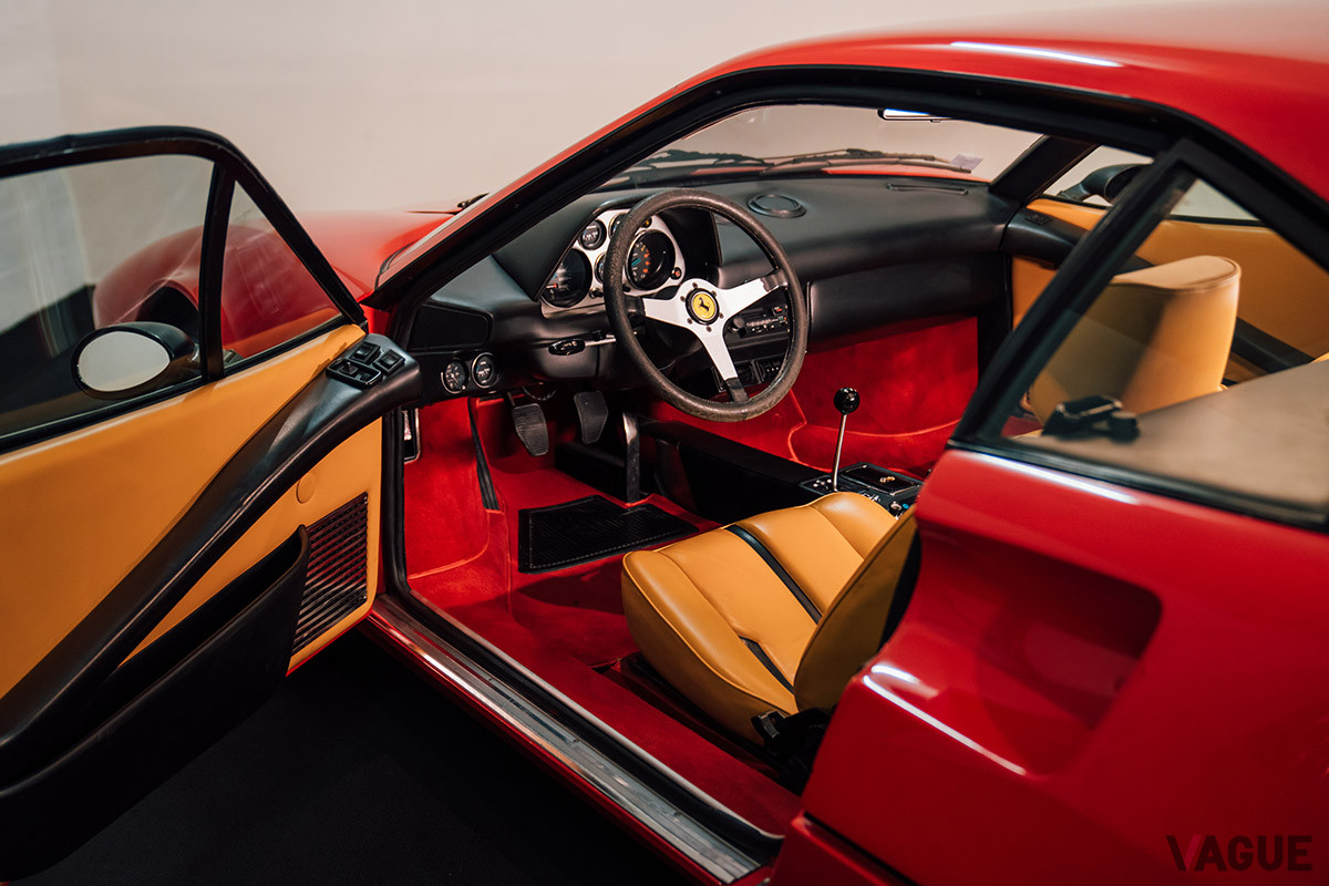 15万8700ユーロ（邦貨換算約2030万円）で落札された1977年式フェラーリ308GTB“ヴェトロレズィーナ”（C）2021 Courtesy of RM Sotheby's