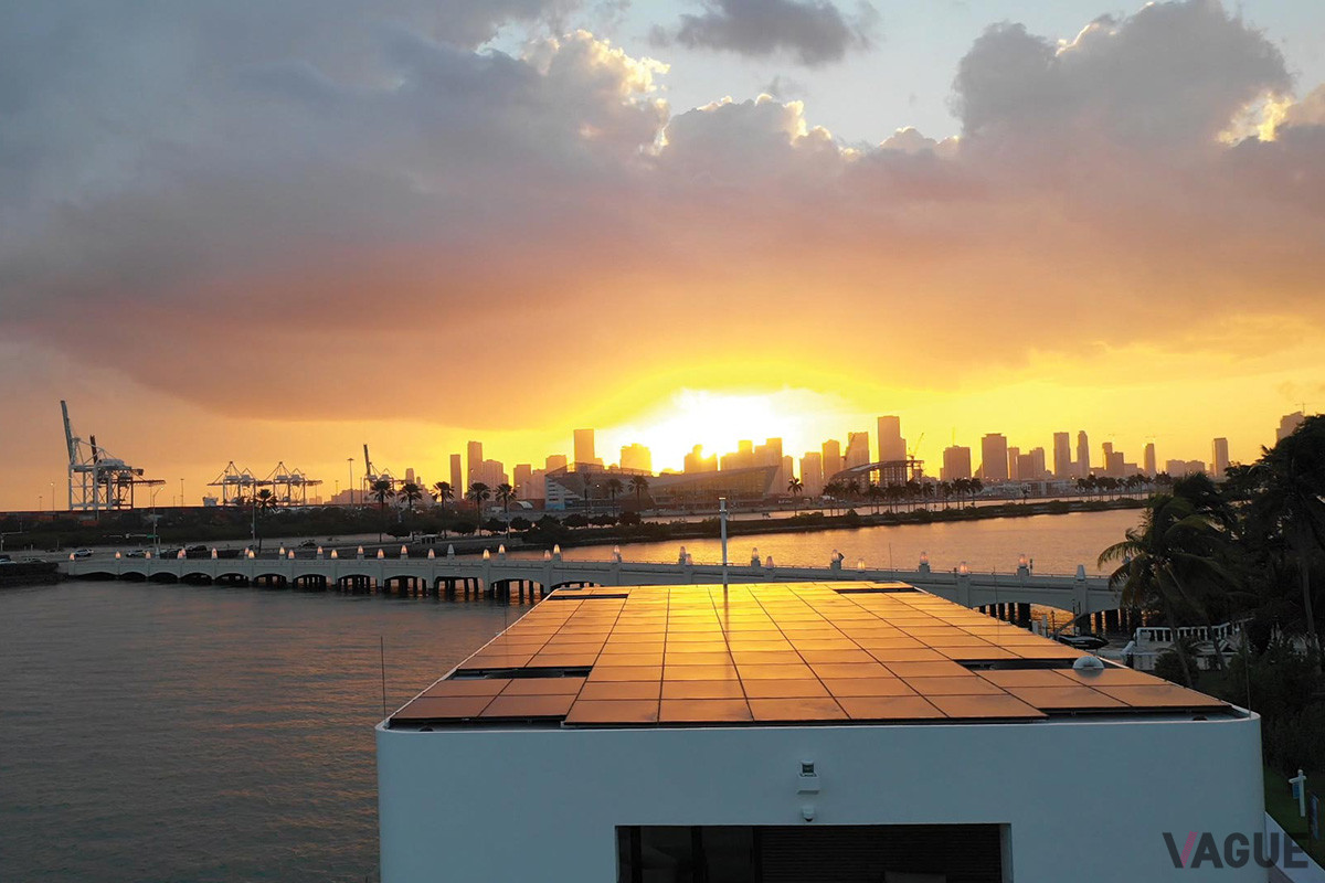 屋根には通信用アンテナも装備されており、衛星テレビやWI-FIアンテナ、LTE、VHF（テレビ電波）などを受信可能だ（C）Arkup