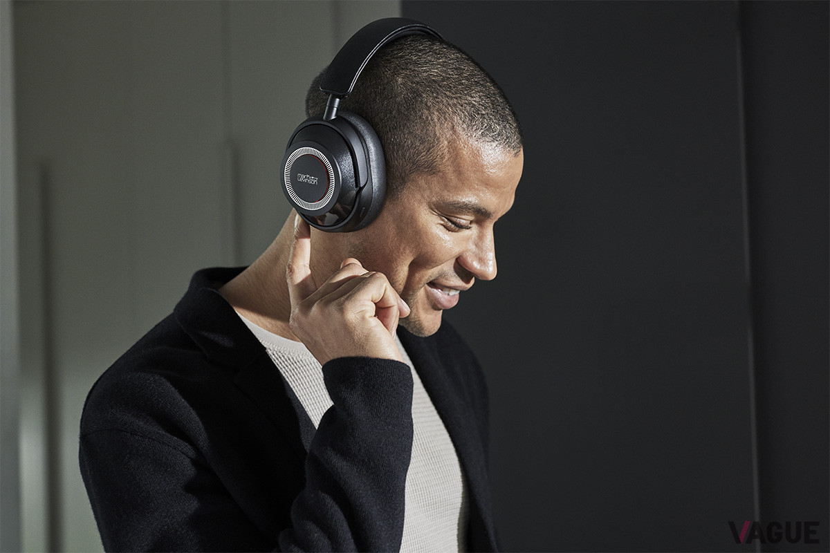 サウンドクオリティを十分に引き出すべく、業界最上位クラスのハイブリッド式ノイズキャンセリング機能を搭載。周囲のノイズを圧倒的に低減し、上質な静寂感のなかで心ゆくまで好きな音楽に浸れる