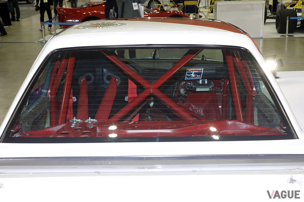 後席はロールゲージが組まれている