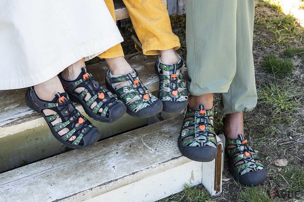 仲間やパートナー、ファミリーと、おそろいのデザインで足元をコーディネートするのも楽しい