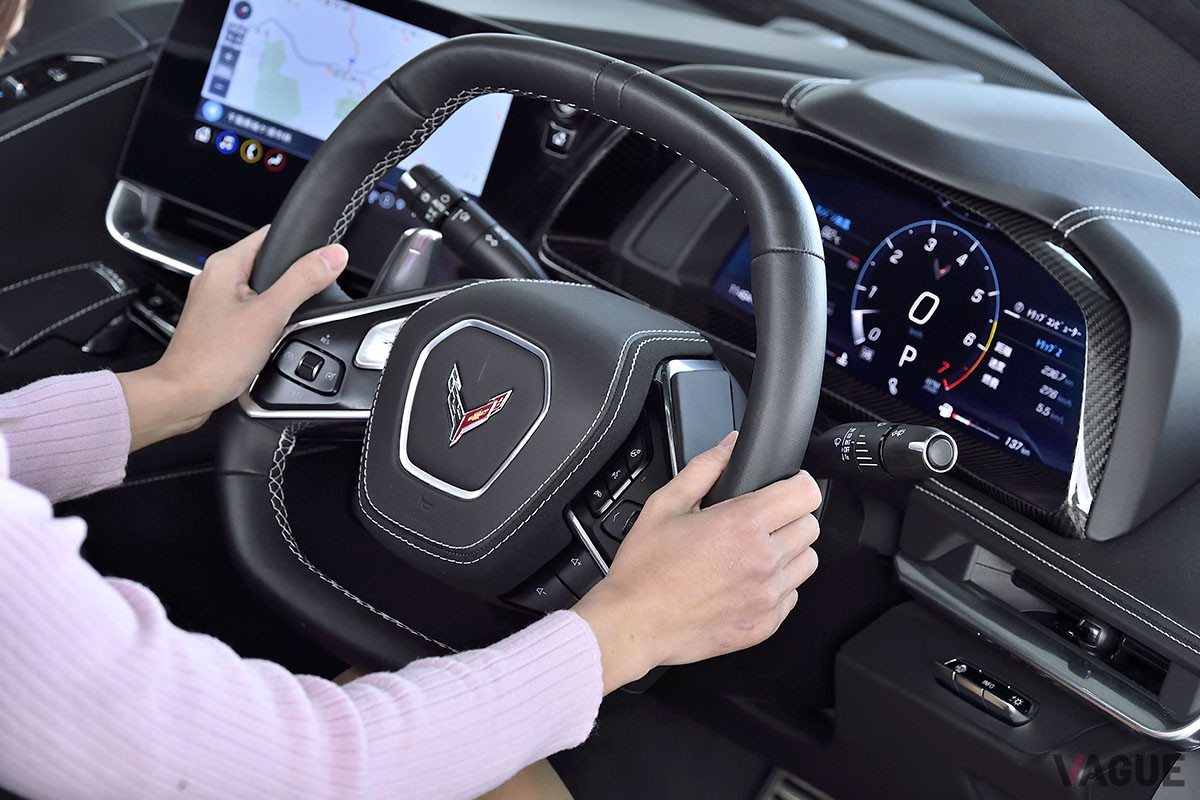 四角いステアイングホイール、なかなかレーシーです