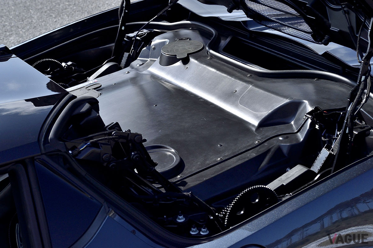 コンバーチブルは残念ながらエンジンの姿をみることはできない