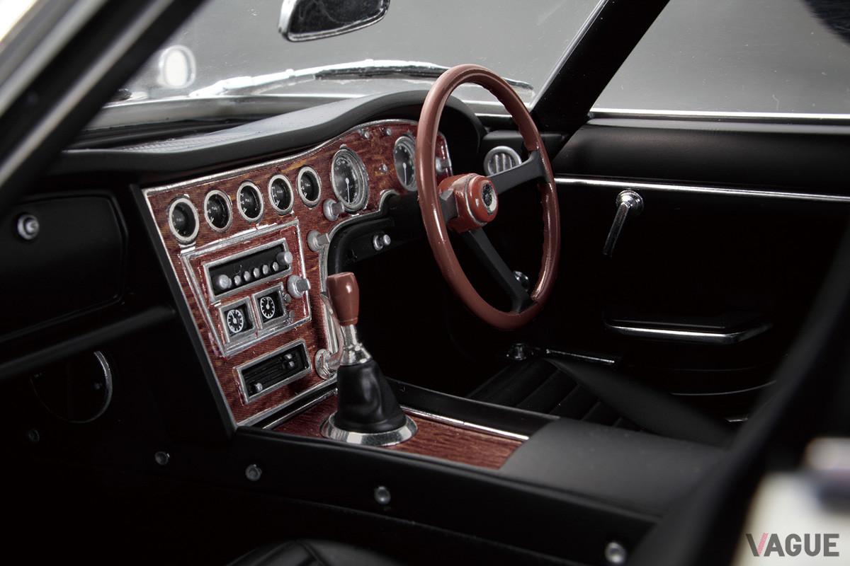 豪華なローズウッドが美しい、インパネのウッドパネルやステアリングも雰囲気抜群。メーター類やシフトレバーなども実車を想起させる仕上がりだ