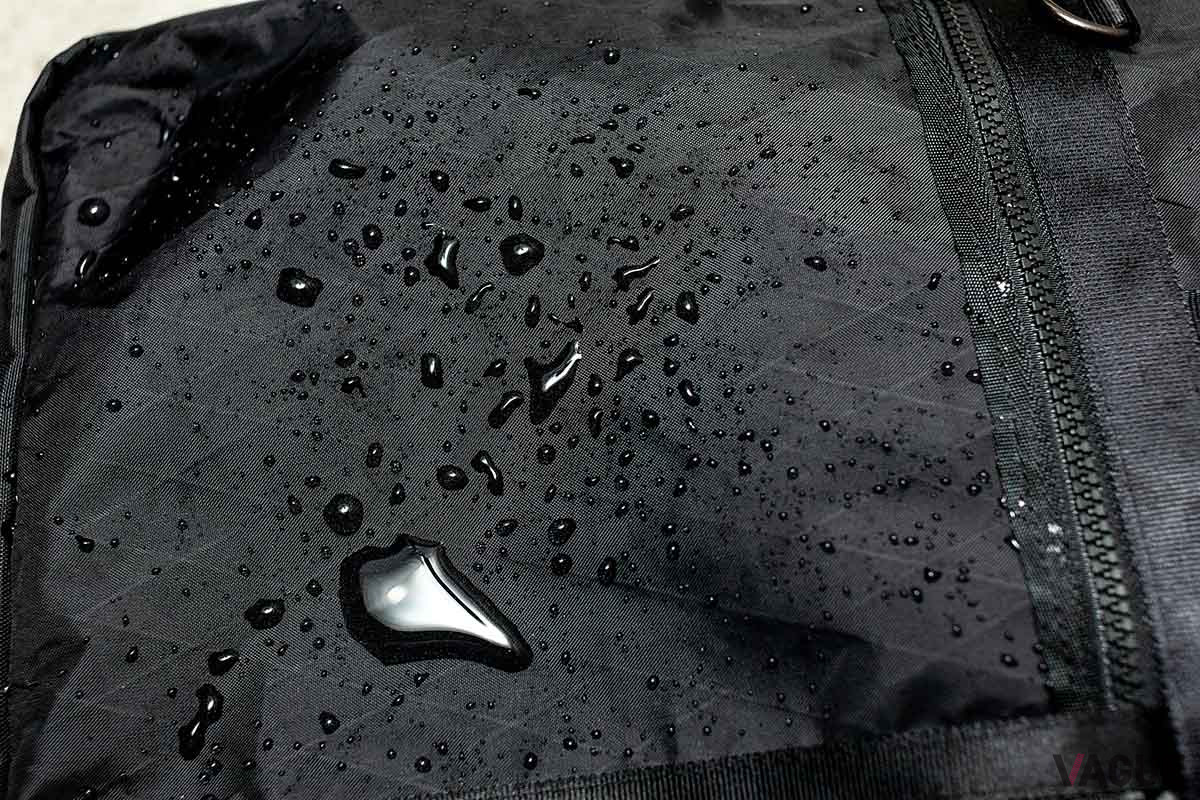 “X-PAC”は軽量で防水性にも優れるため、大事なビジネス道具は雨にぬれる不安を抑制してくれる