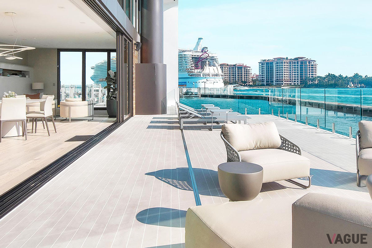 格納式テラスを全開にした様子。外枠は強化ガラスとなっている（C）Arkup