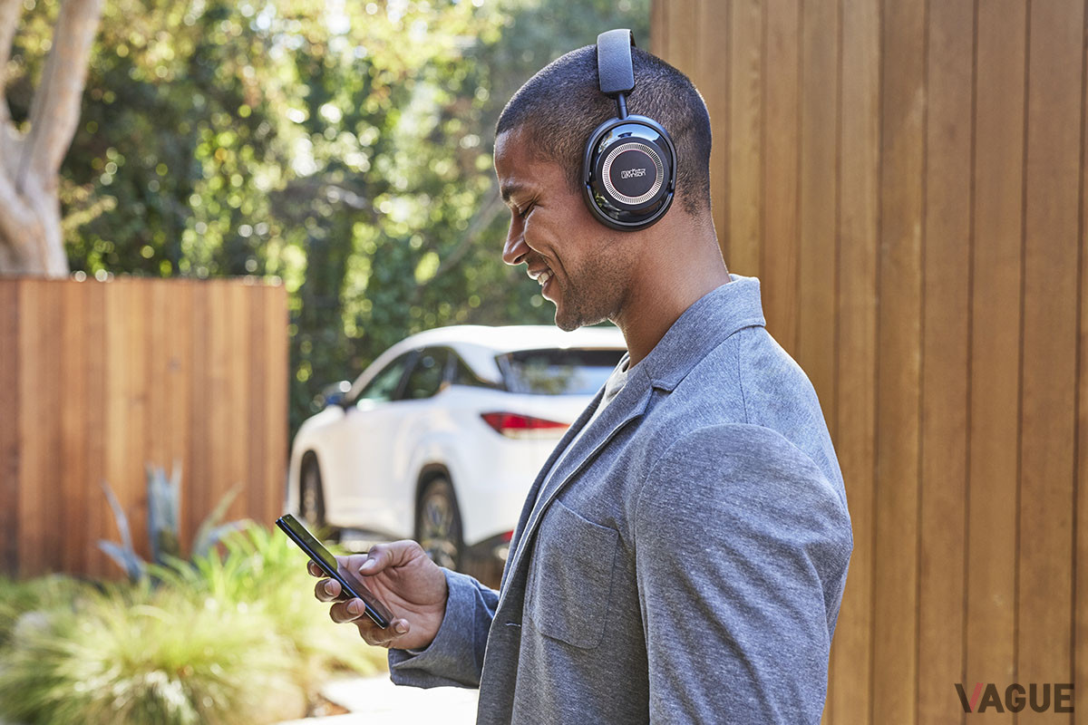 専用アプリを活用すると、手持ちのスマホを使ってサウンドの調整や操作ボタンの変更といったカスタマイズ、ファームウエアアップデートなどがおこなえる