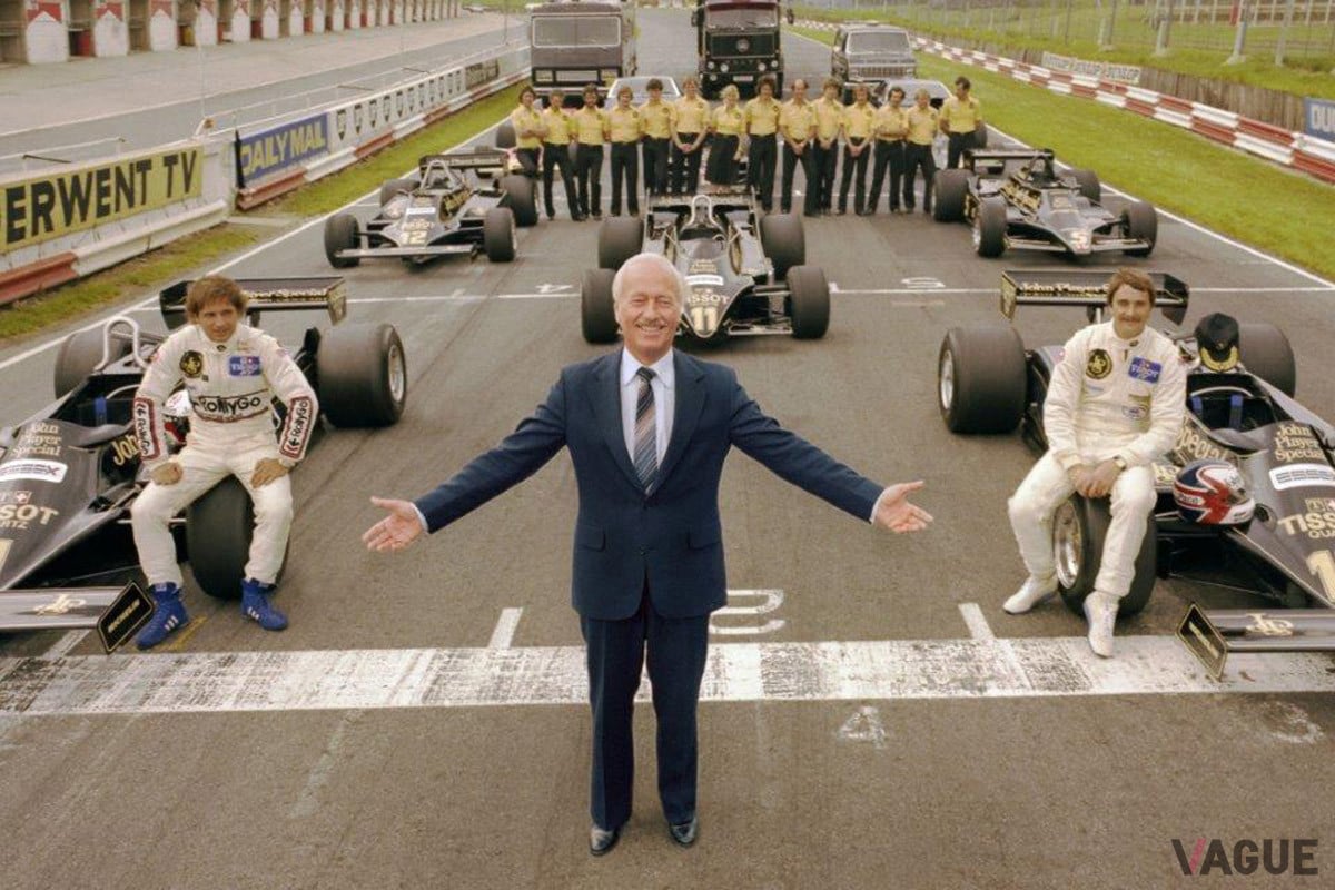 コーリン・チャップマン(中央)とロータスのF1マシン(C)Lotus Cars
