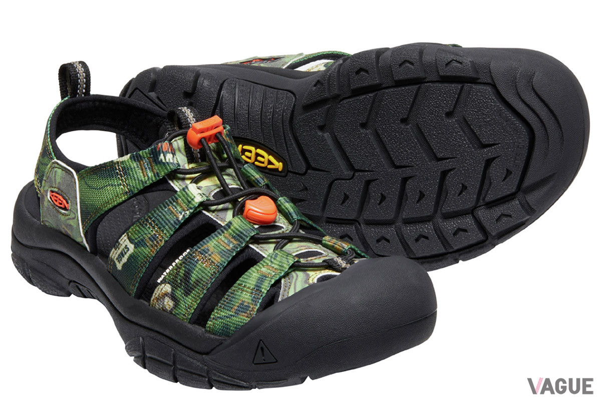 今回のコラボモデルは、素材に水や汚れに強いポリエステルを使用し、手入れが簡単。またアウトソールには切り込みが施され、水辺や軽ハイクにも対応するグリップ力を発揮する