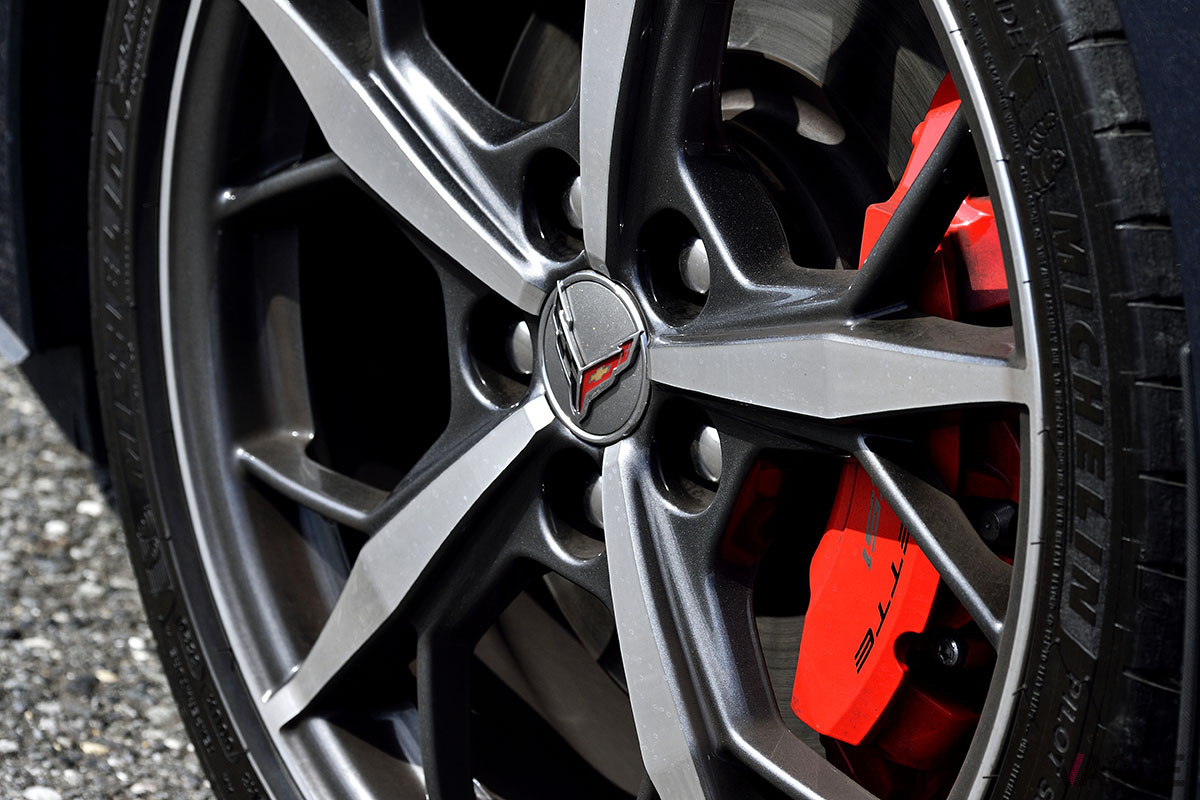 「コルベット」としては初めて電子制御油圧アシストのブレーキシステムを採用