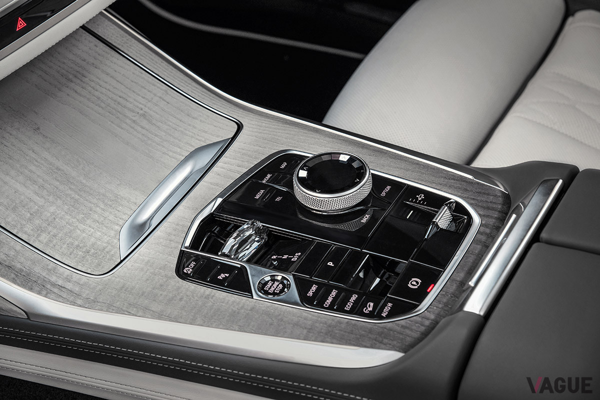 「iX」譲りのトグル型シフトセレクター（C）BMW AG