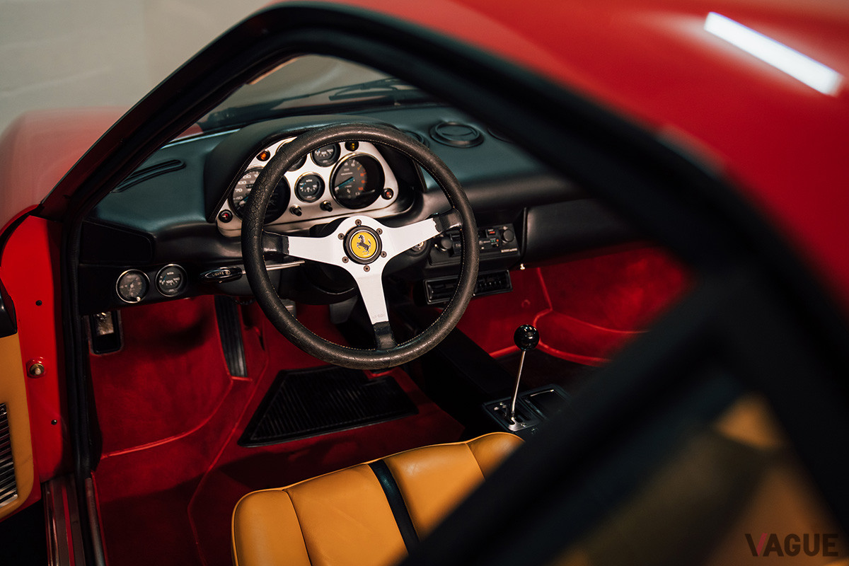 15万8700ユーロ（邦貨換算約2030万円）で落札された1977年式フェラーリ308GTB“ヴェトロレズィーナ”（C）2021 Courtesy of RM Sotheby's
