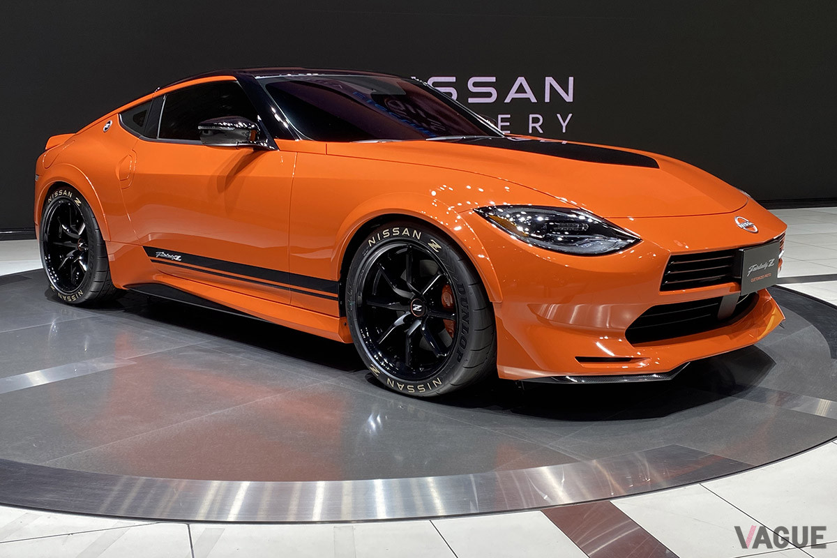 東京オートサロン2022に参考出品された「NISSANフェアレディZ カスタマイズド・プロト」。このボディカラーが新色シューズのモチーフとなった
