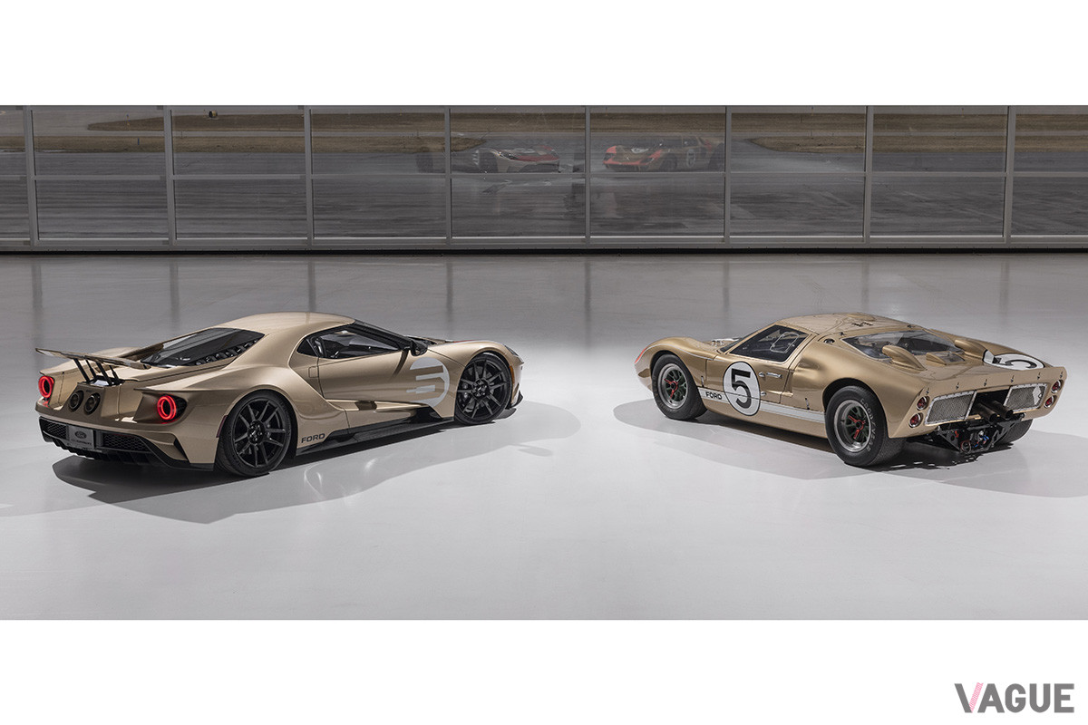 1966年のル・マン24時間レースで表彰台に上がったシャシナンバー「P／1016」（右）と、それをオマージュしたヘリテージエディション（左）