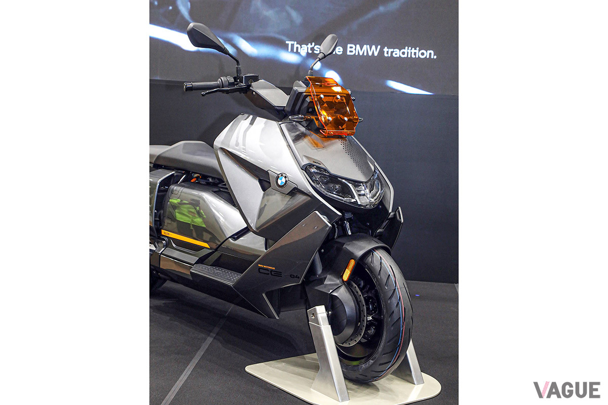 展示されていた「CE 04」のボディカラーはマジェラン・グレー・メタリック