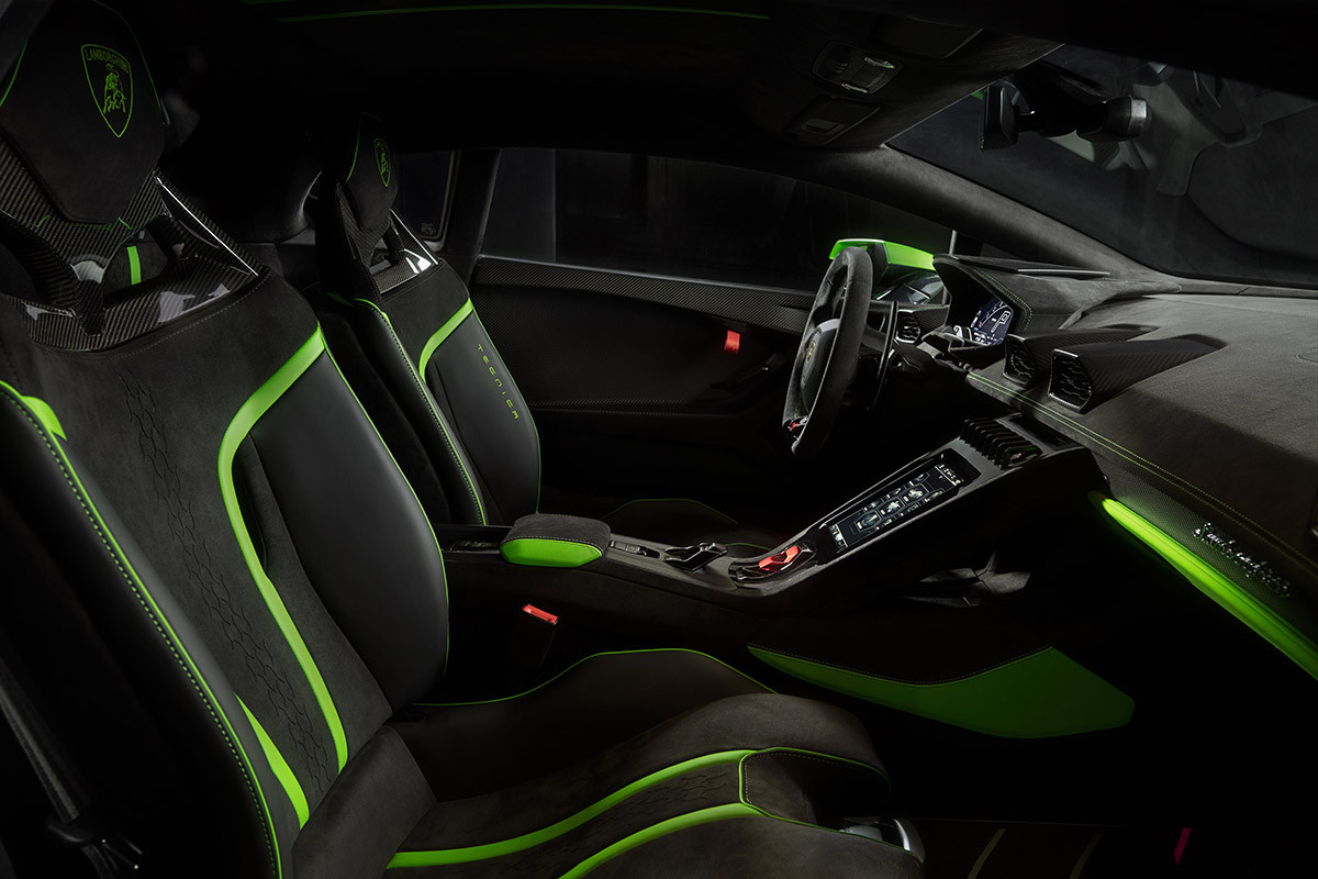中央のコンソール画面では、リアルタイムディスプレイのLDVI機能やAppleCarPlay、AndroidAuto、AmazonAlexaに接続が可能