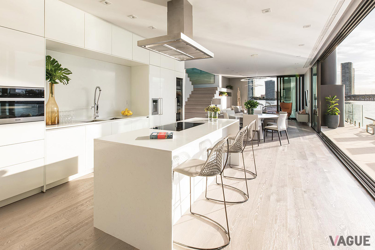 豪邸と遜色のないキッチン・ダイニングスペース（C）Arkup