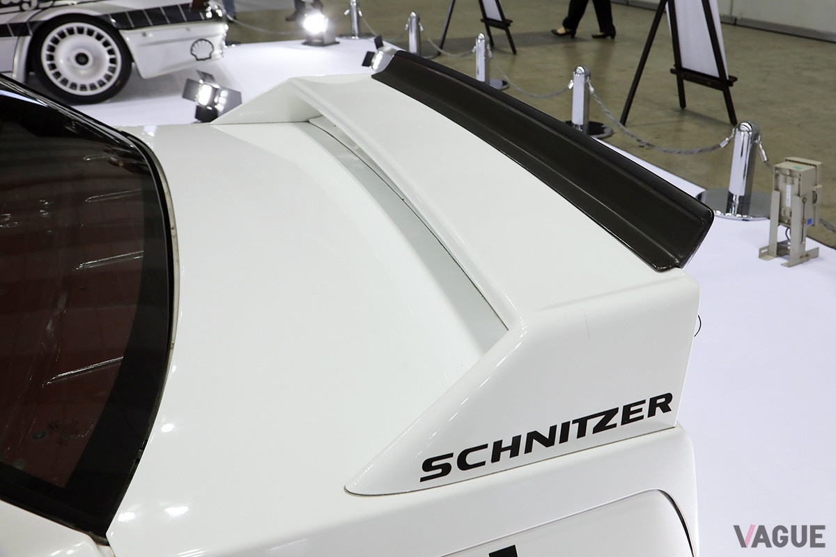 高められたトランクリッドに取り付けられたリアウイング