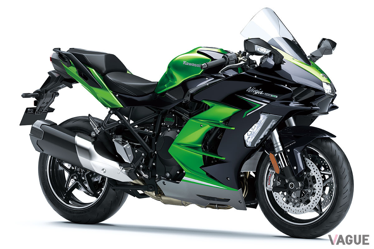 上位モデル「Ninja H2 SX SE」のカラーはスタンダードモデルと同じエメラルドブレイズドグリーン╳メタリックディアブロブラックだが、配色が異なるため見た目の印象はより精悍だ