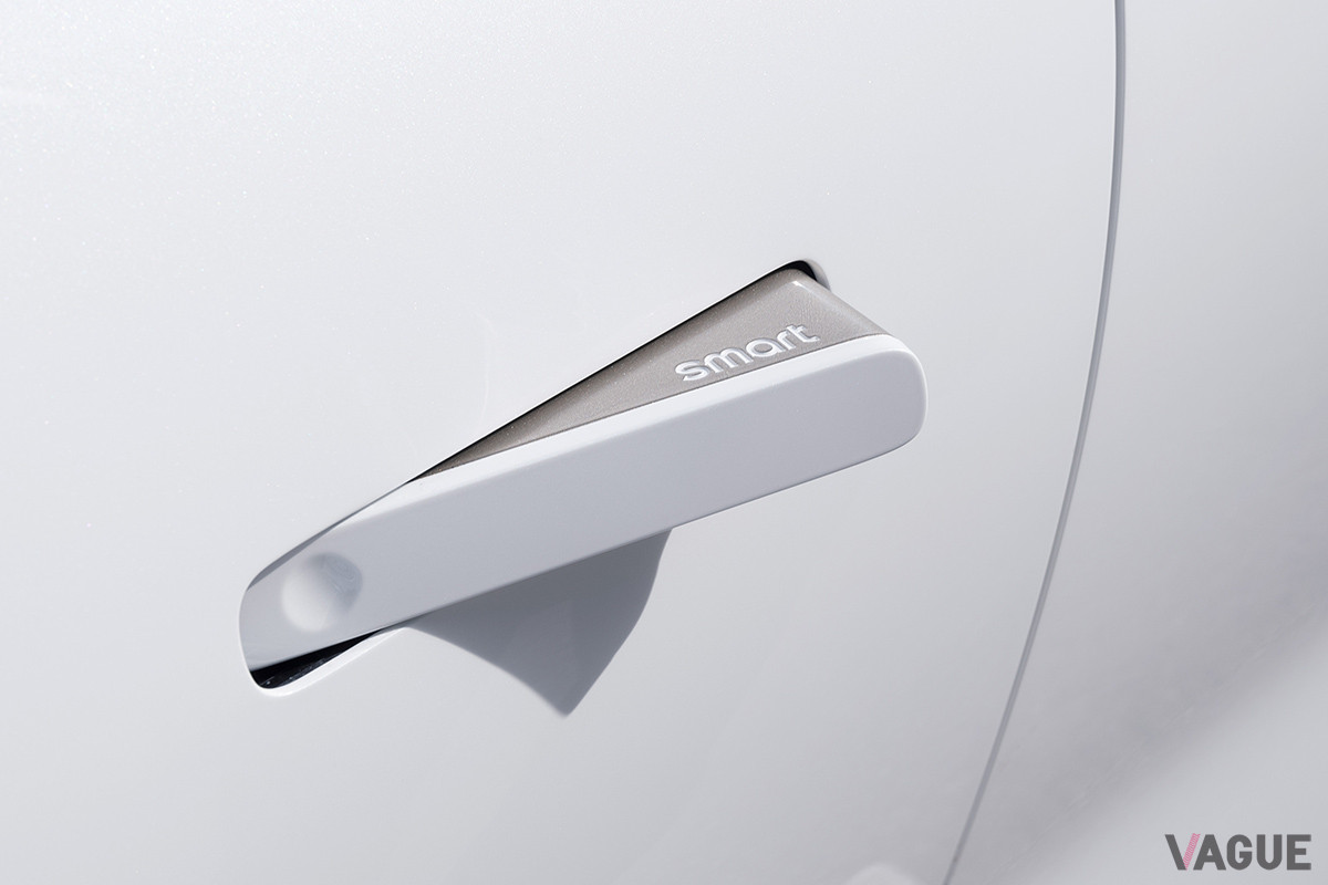 ドアハンドルは、ルックスとエアロダイナミクスの観点から、ポップアップ式を採用（C）Smart Automobile