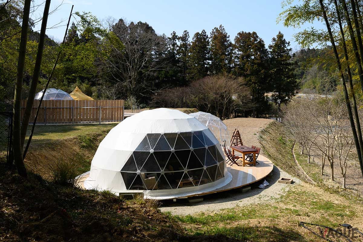 「かいづか いぶきヴィレッジ」は、約12万平米の広大な自然のフィールドにグランピング施設をはじめ、フレンチレストランや農園、キャンプ場、バーベキューサイトなどが点在する“農╳福╳食╳宿”をかかげた複合施設だ