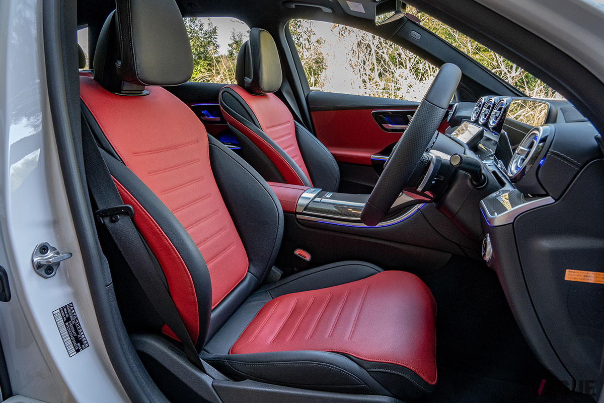 試乗車は「レザーエクスクルーシブパッケージ」を装着しており、本革シートがおごられる