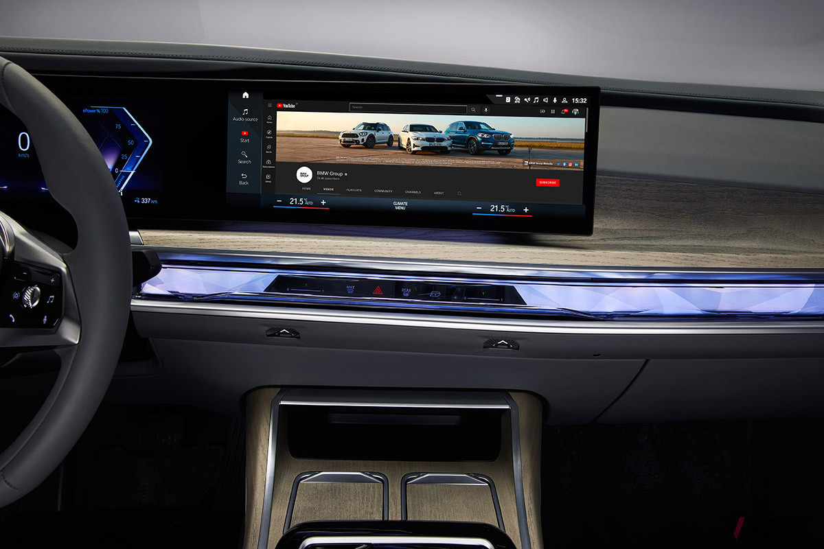 BMWカーブドディスプレイを中心としたコクピットは、5G対応のeSIMも装備