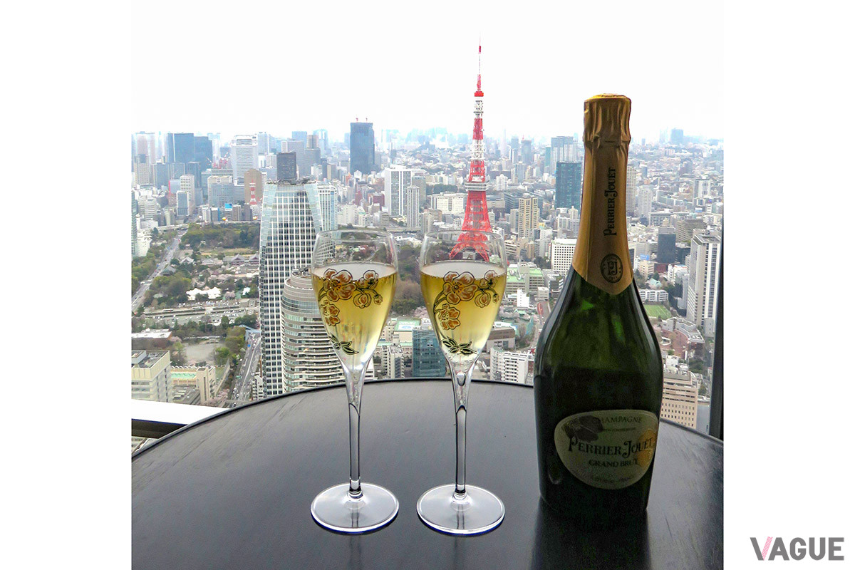 アネモネが描かれたペリエ ジュエのオリジナルグラスで乾杯（C）林ゆり