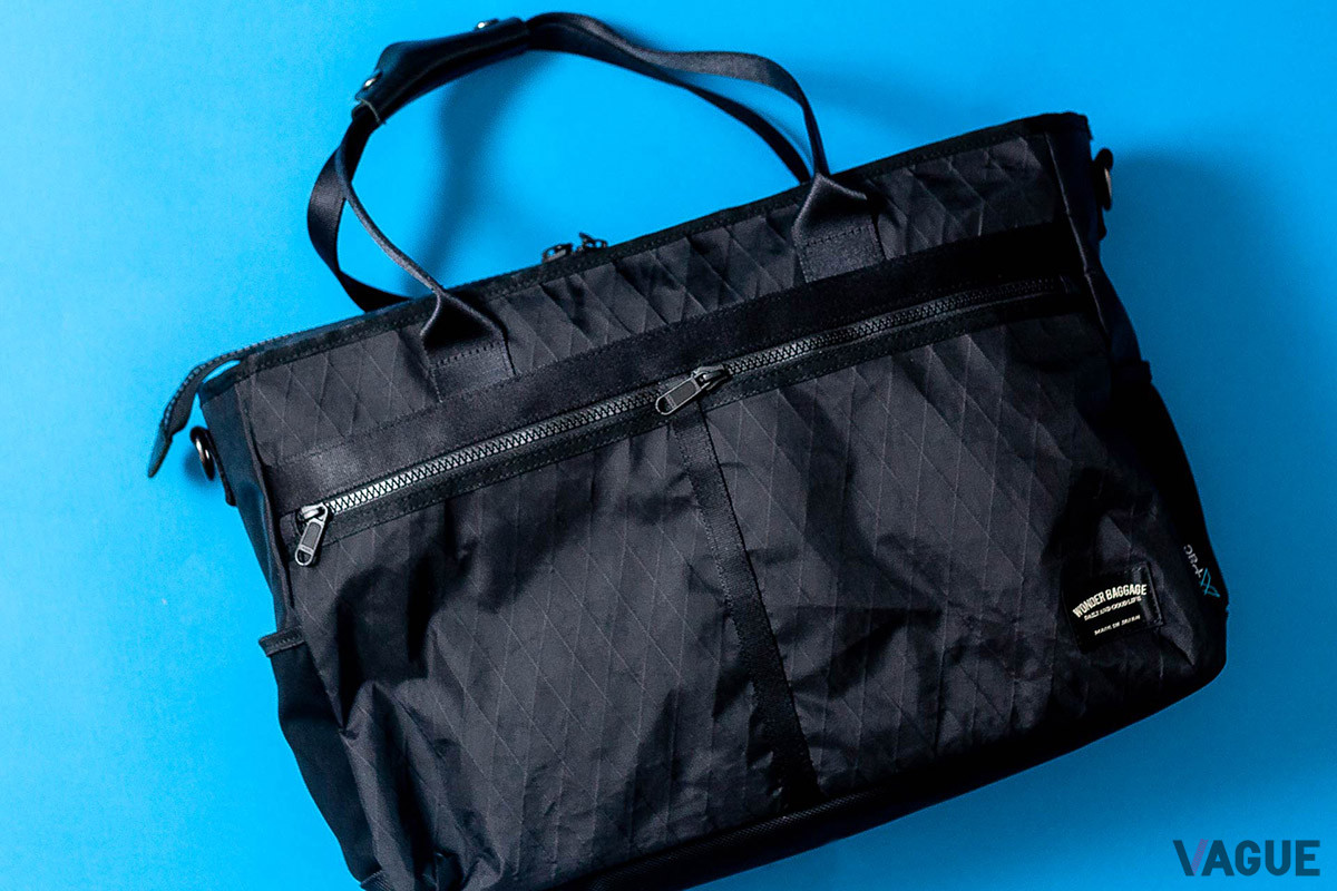 トートタイプの「X-PAC TOTE」は、手さげ、肩かけの双方に対応するなど、使い勝手は上々。天面はファスナー開閉式で、ファスナーを閉めれば荷物の雨ぬれなどを防げる