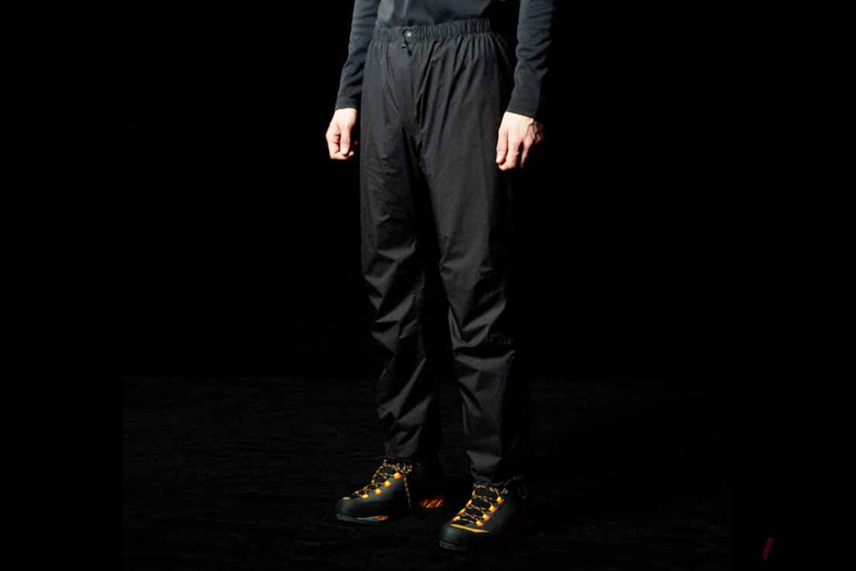 バックルを搭載せず、重ねばきによるウエストの厚みを軽減する「G-TX パックライト プラス パンツ」