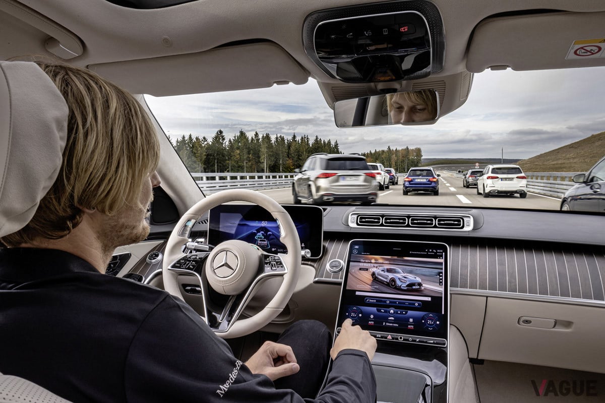 レベル3自動運転をおこなっている様子。ステアリングを握る必要がなく、前をしっかり見る必要がないためスマートフォン操作も可能になるという(C)Mercedes Benz USA