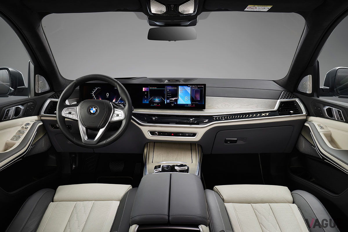 12.3インチの情報ディスプレイと14.9インチのコントロールディスプレイを持つBMWカーブド・ディスプレイは、タッチ操作とジェスチャーコントロールに対応