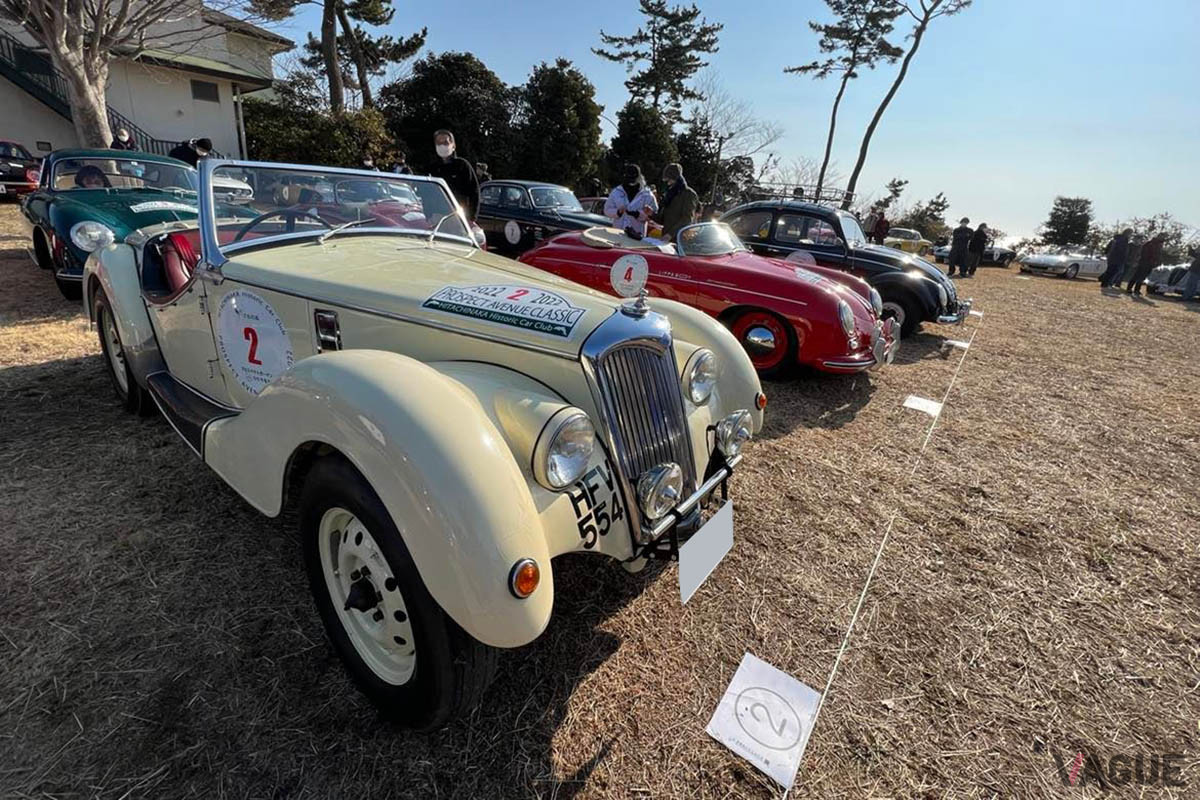 スタート前に各自クルマの点検に余念がない