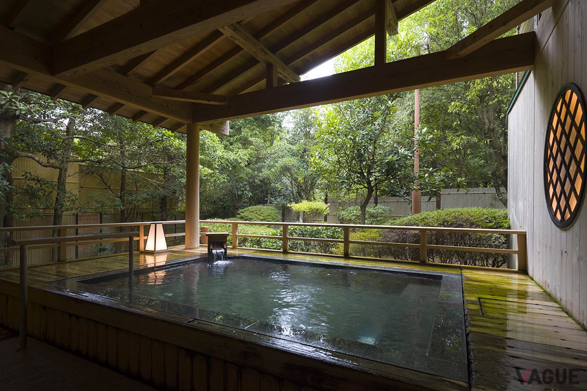 大浴場には趣ある露天風呂も備わる