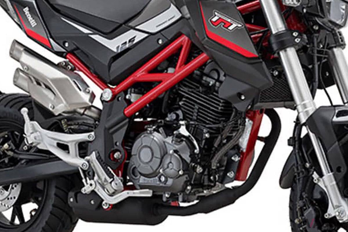 「TNT 125」はパイプを組み合わせたトレリスフレームに、縦型シリンダーの4バルブエンジンを搭載。高回転域まで軽快に回る特性で、最高出力は11ps相当を絞り出す