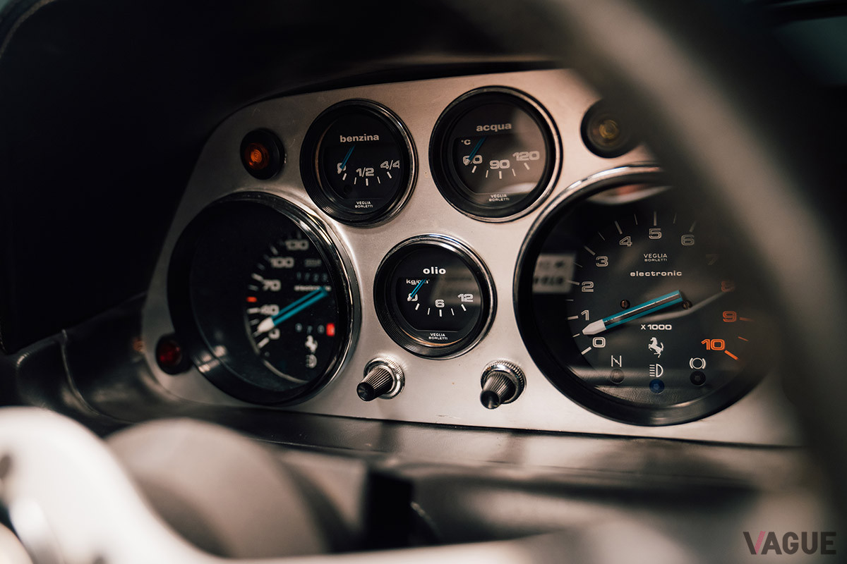 15万8700ユーロ（邦貨換算約2030万円）で落札された1977年式フェラーリ308GTB“ヴェトロレズィーナ”（C）2021 Courtesy of RM Sotheby's