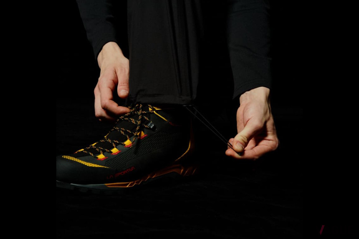 裾部分にはフック式のアジャストコードロックシステムを搭載。裾口から雨や風、砂利が入ってくるのを抑える