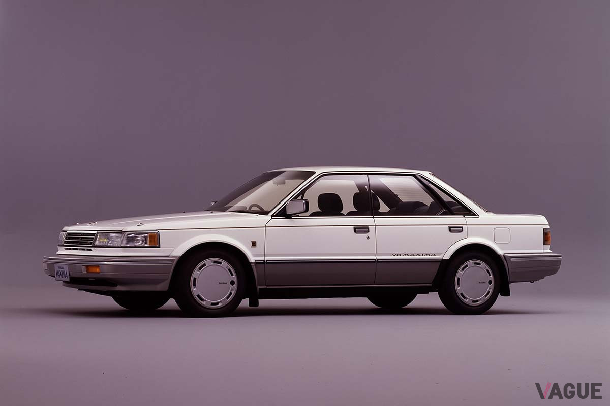 青色のセダンとして登場した日産「マキシマ」（日本では初代ブルーバードマキシマ）前輪駆動とV6エンジンを組み合わせた初の日本車として知られている（C）日産自動車