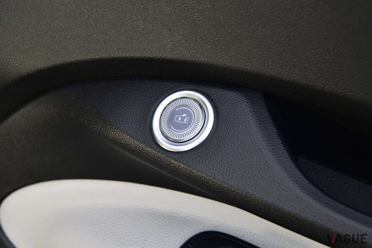 車内からドアを開く際には、このボタンを押す