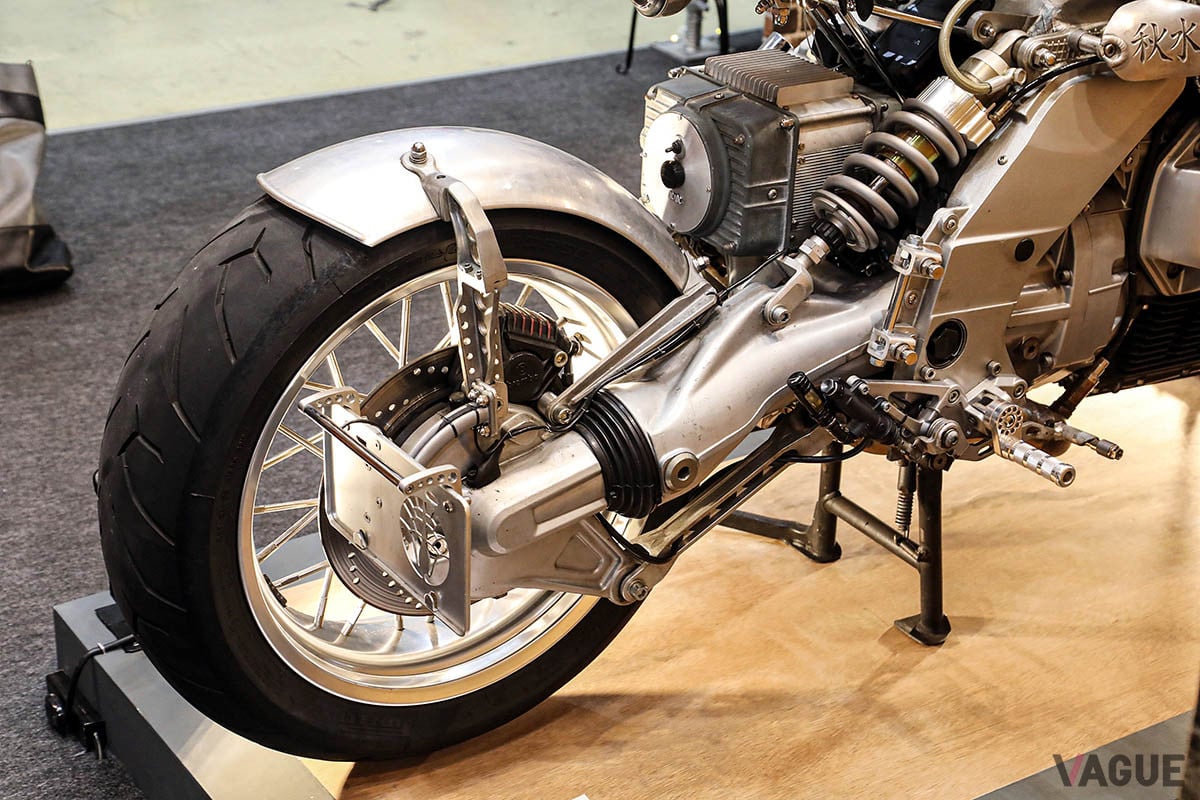 「K1200RS」シャフトドライブ内蔵の片持ちスイングアームという点も気に入ってカスタムの素材に選ばれた