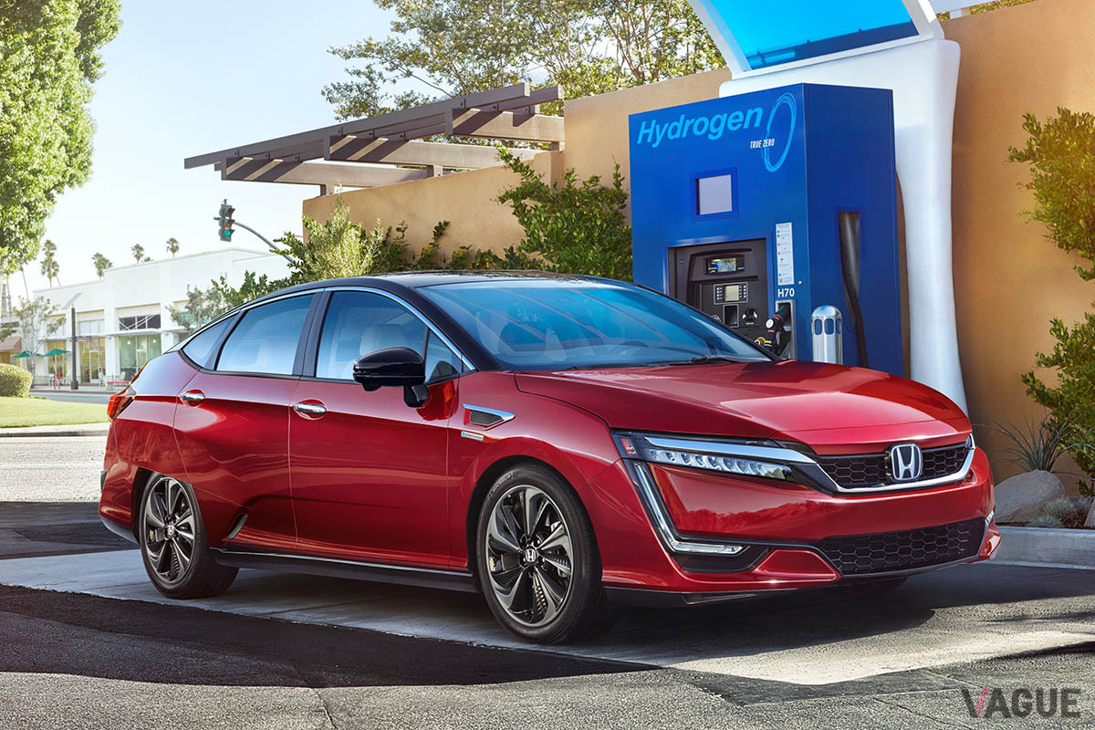 2016年に販売されたホンダ「クラリティ フューエル セル」。ホンダが2000年代から開発を続けていた燃料電池技術の集大成であるが、日本では2021年9月に販売が終了した（C）Honda USA