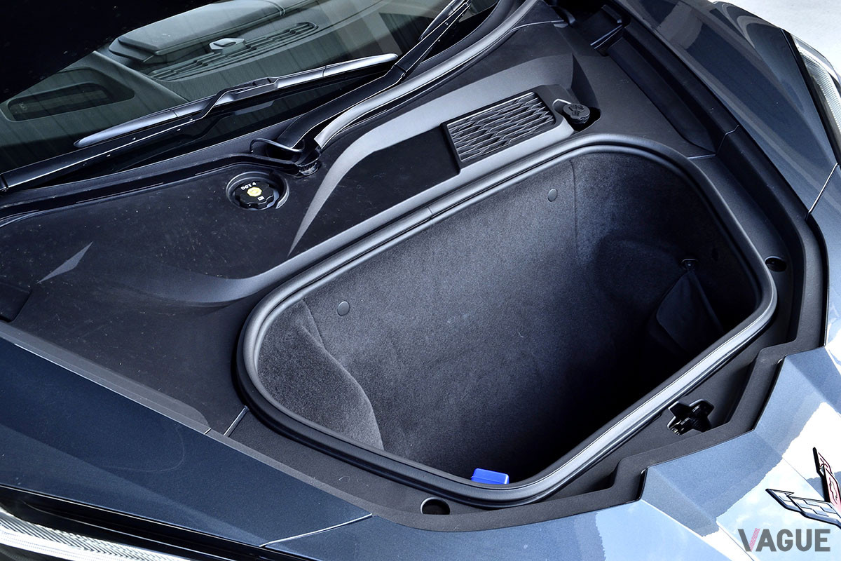 トランクスペースは前後両方に設けられています