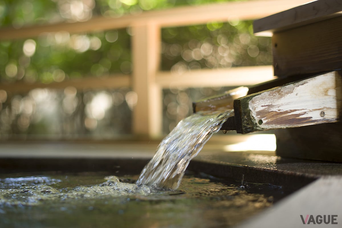 大浴場を満たす天然温泉は、三重県の榊原温泉に近い地区で湧出したもの。無色透明のなめらかな泉質だ