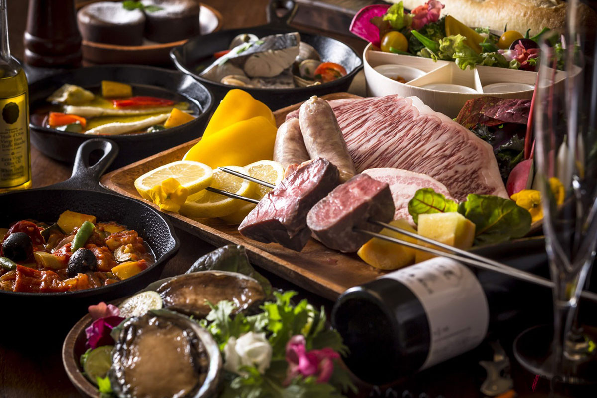 グランピングスタイルのBBQには、茨城の豊かな地元食材をはじめ、和牛や新鮮な魚介類など贅沢食材が使われる