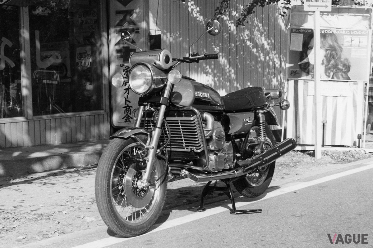 衝撃のデビューをした1974年当時のスズキ「RE-5」