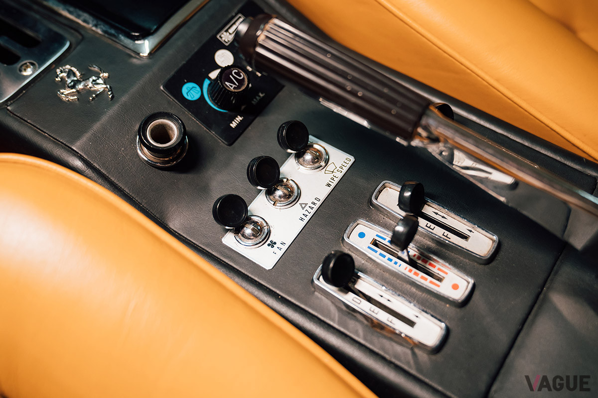 15万8700ユーロ（邦貨換算約2030万円）で落札された1977年式フェラーリ308GTB“ヴェトロレズィーナ”（C）2021 Courtesy of RM Sotheby's