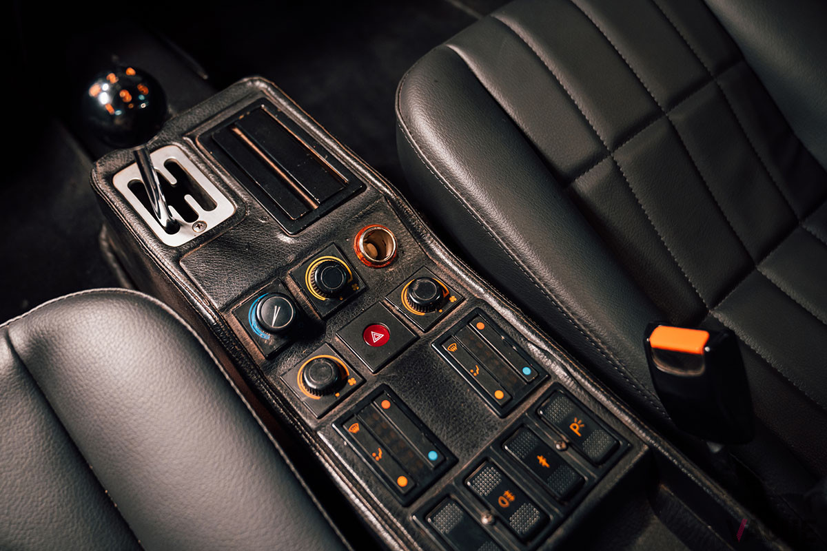 6万9000ユーロ（邦貨換算約930万円）で落札されたフェラーリ「GTBターボ」（C）2021 Courtesy of RM Sotheby's