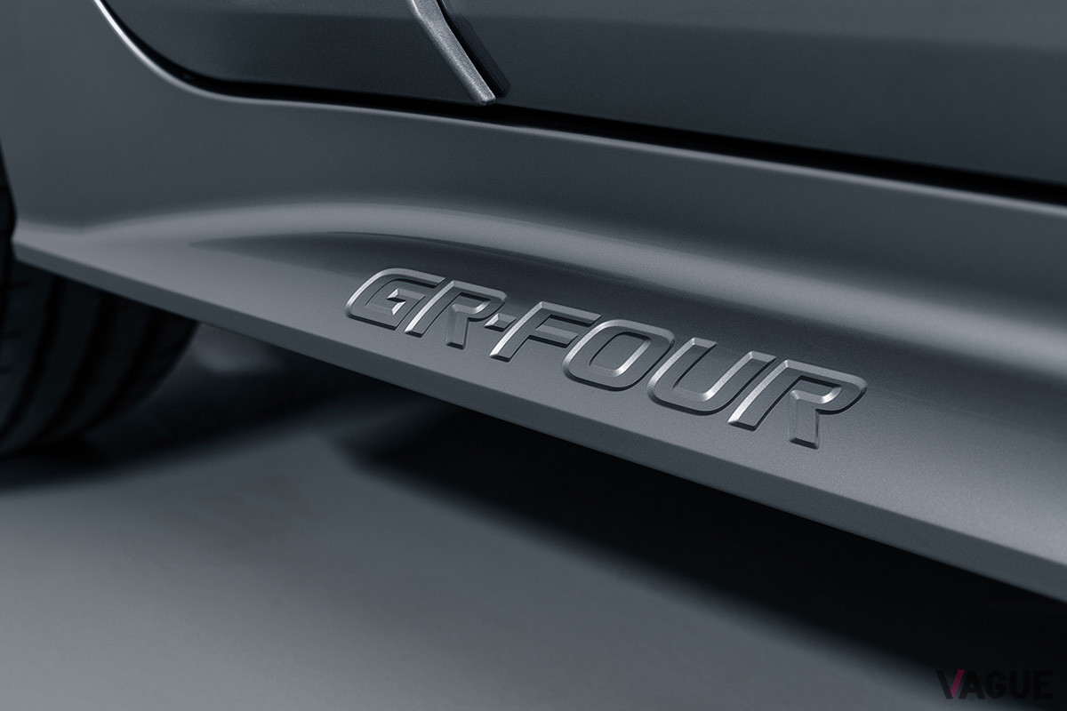リアドア下のサイドステップガーニッシュには“GR-FOUR”の文字が刻まれる