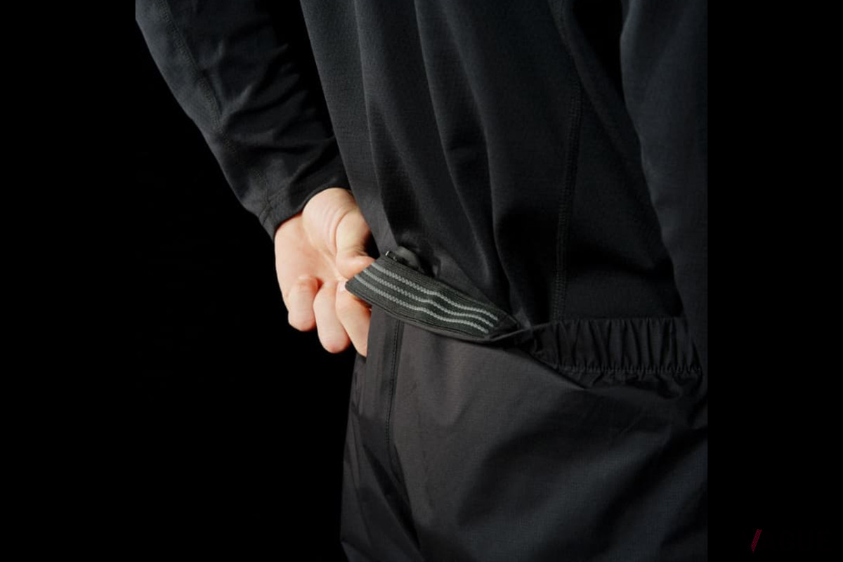 リュックの重みによるパンツのずり下がりを考慮し、ウエストの内側後方にすべり止めのゴムを採用