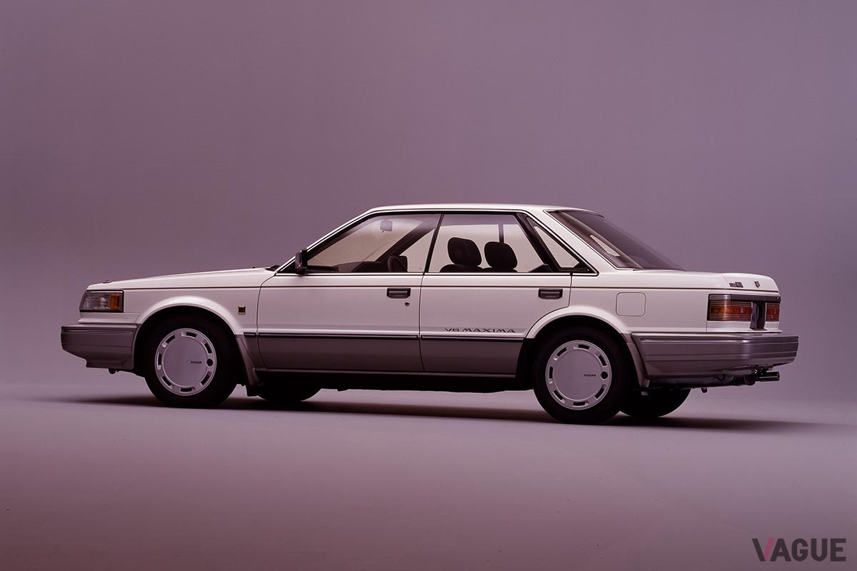 「8シリーズ」と同様にBピラーを持たないハードトップスタイルとなっている（C）日産自動車